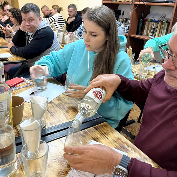 Практичні заняття в рамках авторського Спіріт курсу в українській Академії дистиляції