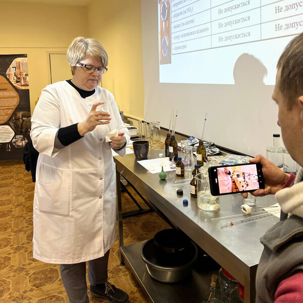 Викладач української Академії дистиляції Марина Чехун під час практичних занять