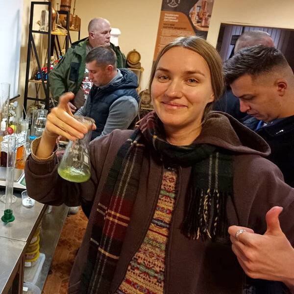 Практичні заняття в рамках курсу "Майстерня фруктових дистилятів та бренді" в українській Академії дистиляції