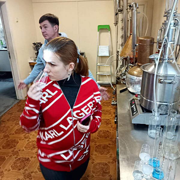 Практичні заняття курсу «Майстерня джину та настоянок» в українській Академії дистиляції